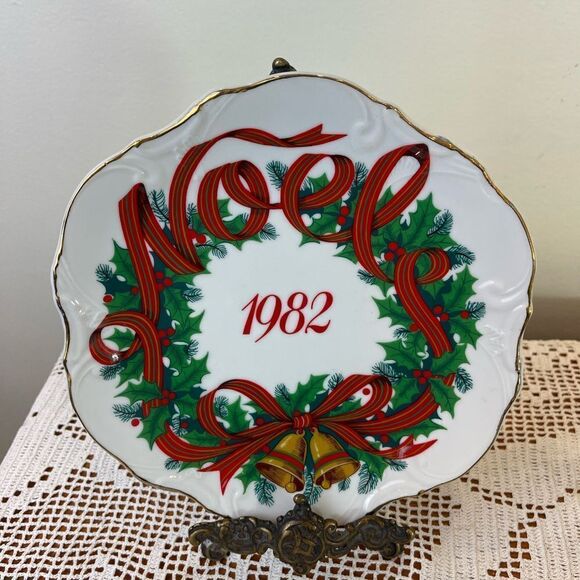 Vintage Christmas wreath plate || Christmas plate || NOEL 1982’ plate || JAPAN - Picture 8 of 9